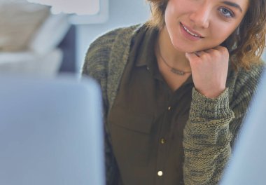 Evde tablet bilgisayar kullanan genç bir kadın ya da öğrenci.