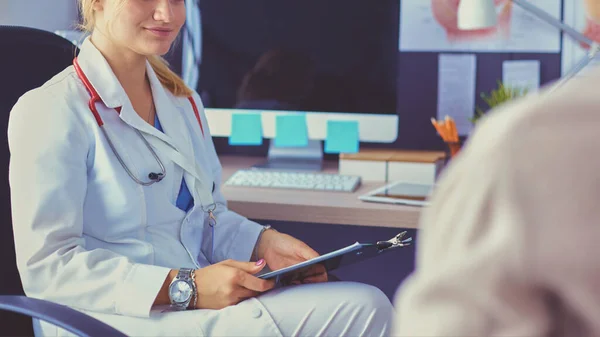 Woman Doctor Explaining Diagnosis Her Female Patient — Stock Photo, Image