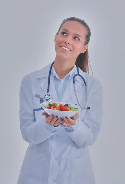 Retrato Una Hermosa Doctora Sosteniendo Plato Con Verduras Frescas Mujeres — Foto de Stock