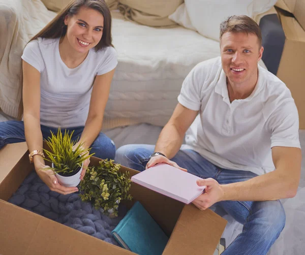 Retrato Pareja Joven Mudándose Nuevo Hogar —  Fotos de Stock