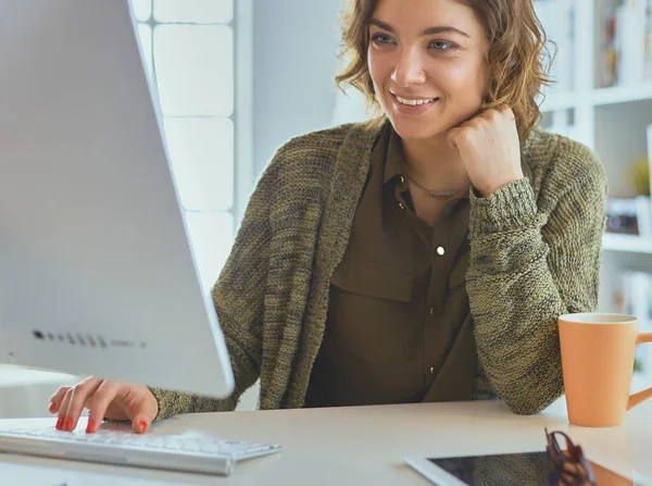 Çevrimiçi eğitim hizmetini kullanan güzel, gülümseyen kız öğrenci.