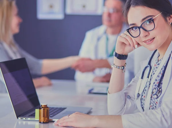 Dokter Patiënt Bespreken Iets Terwijl Aan Tafel Zitten Begrip Geneeskunde — Stockfoto