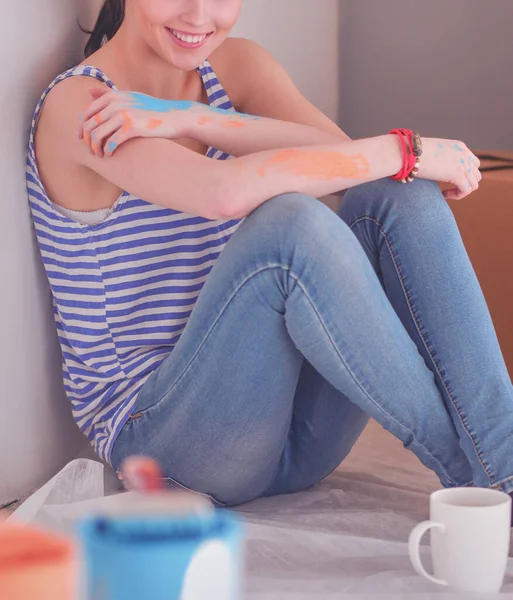 Karton kutularla dolu yeni bir evde bir kadın. Evdeki kadın.