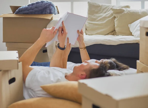 Leuk Stel Dat Kartonnen Dozen Uitpakt Hun Nieuwe Huis Liggend — Stockfoto