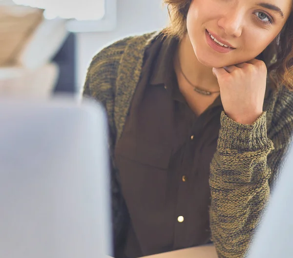 Evde tablet bilgisayar kullanan genç bir kadın ya da öğrenci.