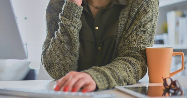 Krásná Usměvavá Studentka Pomocí Online Vzdělávací Služby — Stock fotografie