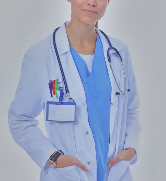 코트를 주머니에 손으로 포즈를 취하는 아름다운 여의사 — 스톡 사진