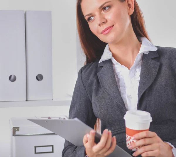 Portrait Femme Affaires Debout Avec Les Bras Croisés Dans Bureau — Photo