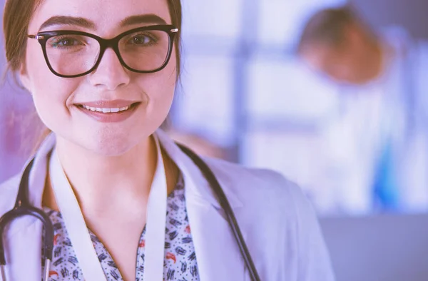 Ärztin Benutzt Tablet Computer Krankenhauslobby — Stockfoto