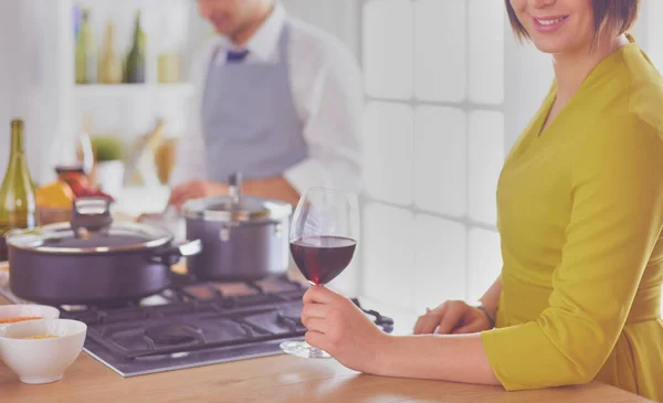 Atraktivní Pár Lásce Vaření Otevírá Víno Kuchyni Zatímco Oni Vaří — Stock fotografie