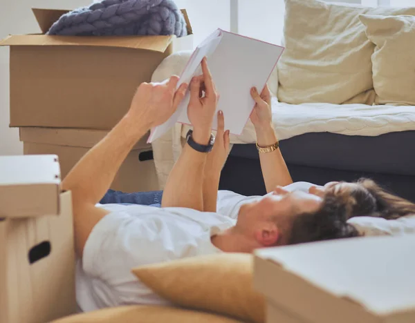 Leuk Stel Dat Kartonnen Dozen Uitpakt Hun Nieuwe Huis Liggend — Stockfoto