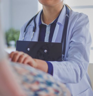 Doktor ve hasta masada otururken bir şey tartışıyorlar. İlaç ve sağlık hizmetleri kavramı.