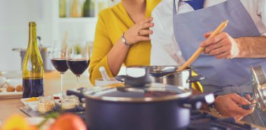 Aşık çekici bir çift yemek pişirir ve onlar romantik bir akşam yemeği pişirirken mutfakta şarap açar..