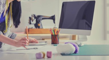 Moda tasarımcısının stüdyosunda çalışan portresi..