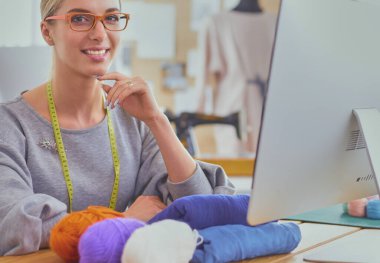 Moda tasarımcısı stüdyoda tablet bilgisayar kullanıyor..