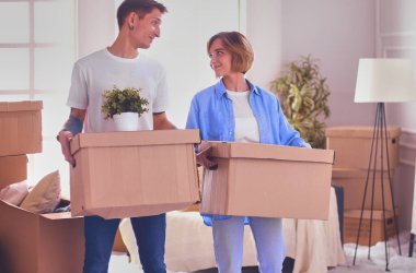 Elleri hareket ettirmek ve kutunun içine bakmak için kutuları tutan çift. .