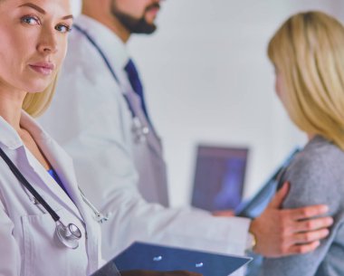 Yakışıklı erkek doktor, muayenehanesinde kısırlık konusunda bir çifte danışmanlık yapıyor..