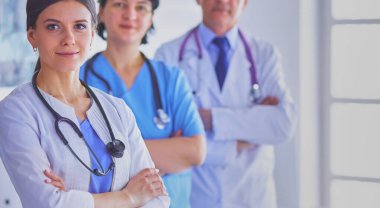 Bir grup doktor ve hemşire hastane odasında bekliyor.