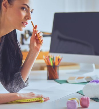 Moda tasarımcısı stüdyoda çalışıyor. Tasarımı kapat.