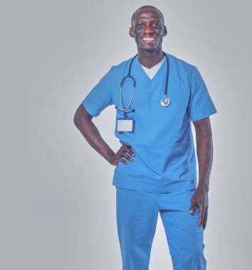 Beyaz arka planda tek başına duran bir doktorun portresi. Doktor bey. Klinik.