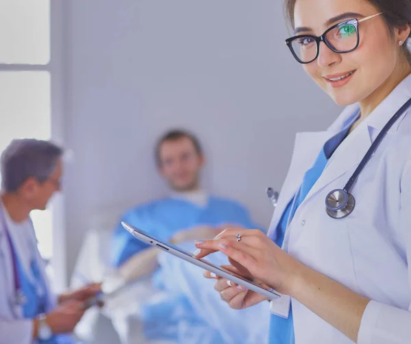 Médico Femenino Usando Tableta Vestíbulo Del Hospital —  Fotos de Stock