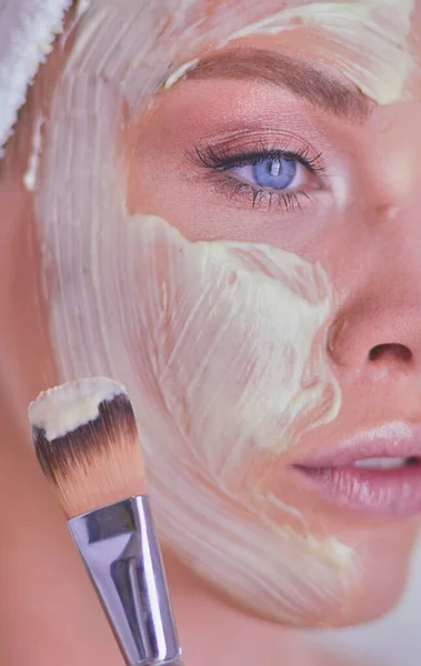 Una Foto Una Mujer Joven Aplicando Polvo Facial Baño — Foto de Stock