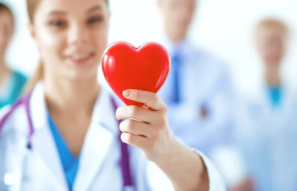 Ženský Lékař Stetoskopem Držící Srdce — Stock fotografie
