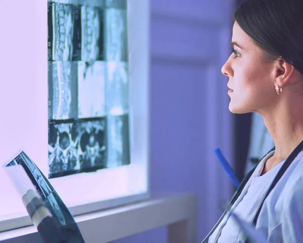Groupe Médecins Examinant Les Radiographies Dans Hôpital — Photo