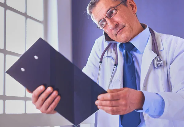 Ärztin Schreibt Notizen Auf Klemmbrett Krankenhaus — Stockfoto