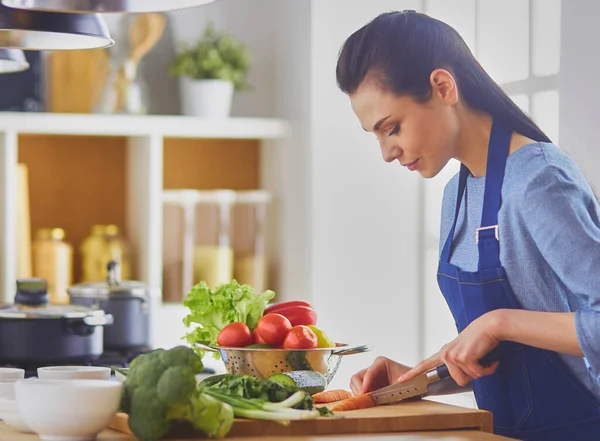 Junge Frau Schneidet Gemüse Küche Hause — Stockfoto