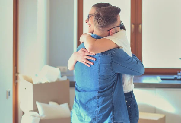 Glückliches Paar Umarmt Sich Neuen Haus — Stockfoto