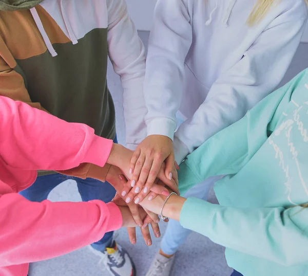 Tieners Stapelen Hun Handen Eenheid Solidariteit — Stockfoto