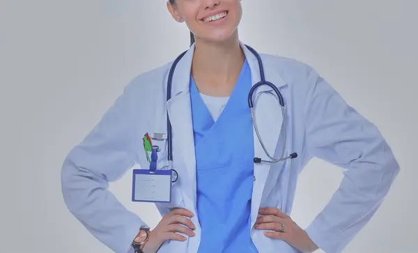 漂亮的年轻女子穿着白色外套 手插在口袋里摆姿势 女医生 — 图库照片