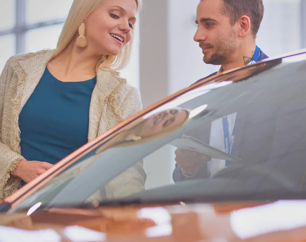 Distribuidor Mujer Para Cerca Coche Nuevo Sala Exposición — Foto de Stock