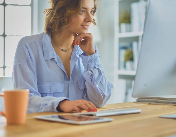 Mujer Feliz Trabajando Usando Múltiples Dispositivos Escritorio Casa — Foto de Stock