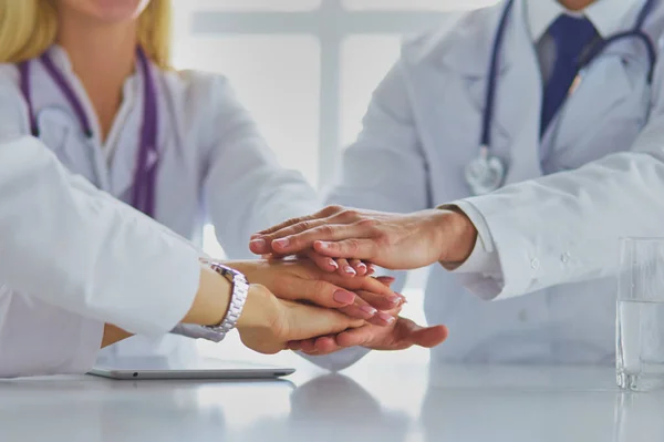Equipe Médicos Unindo Mãos Close — Fotografia de Stock