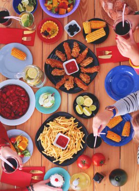 İnsanlar içecekler yemek masasında otururken. Masaya yiyecek. Masaya yiyecek. İnsanlar hızlı yemek yemek