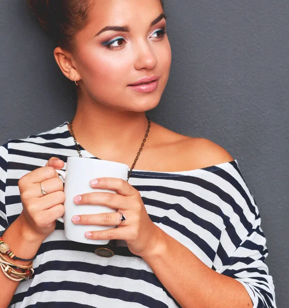 Portret Młodej Kobiety Filiżanką Herbaty Lub Kawy — Zdjęcie stockowe