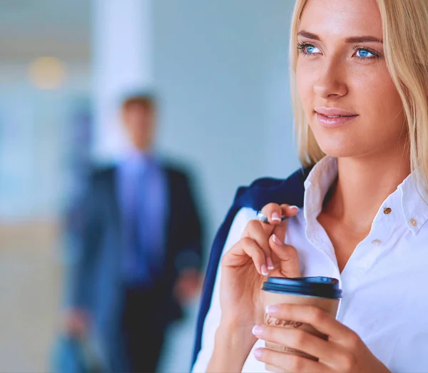 Yound Vrouw Drinken Koffie Kantoor Permanent — Stockfoto