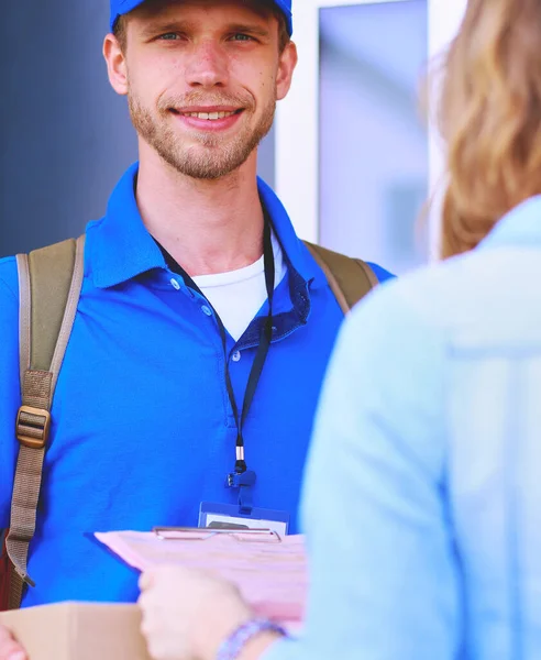 Repartidor Sonriente Con Uniforme Azul Que Entrega Caja Paquetes Destinatario —  Fotos de Stock