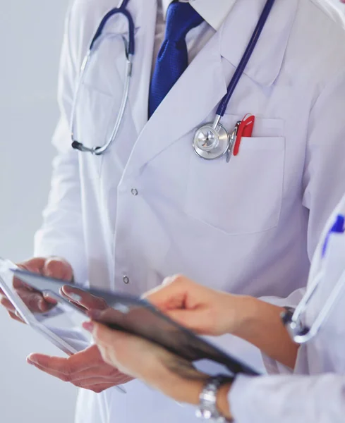 Dois Médicos Segurando Falando Sobre Paciente — Fotografia de Stock