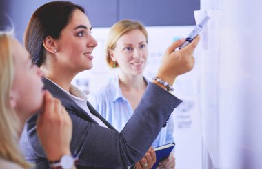 İş, eğitim ve ofis konsepti - yönetim kurulu ile iş ekibi bir şey tartışıyor.