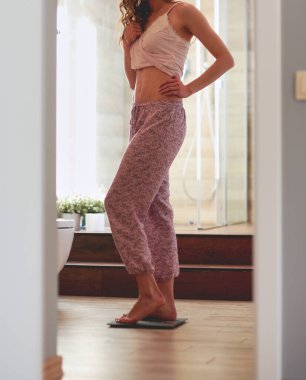 Banyo üzerinde duran genç kadın