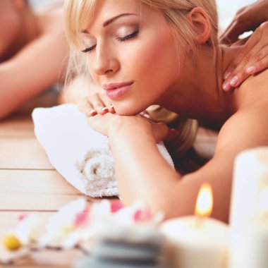 rahatlatıcı ve zevk spa adlı iki genç güzel kadın