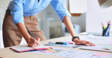 Office masada oturan genç kadın. Genç kadın.