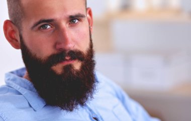 office sandalyede oturan genç erkek ofis çalışanı .