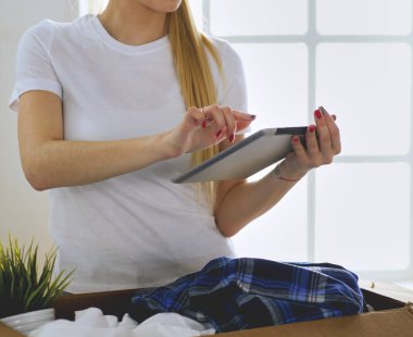 Güzel bekar bir kadın kutuları açıyor ve yeni bir eve taşınıyor..