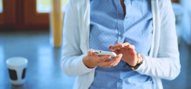 evde Mutfakta çay içme ve telefonda konuşurken mutlu kadın. Kadın mutfakta