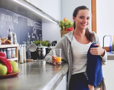 Mutfaktaki kadın. Mutfakta yemek yapmak.