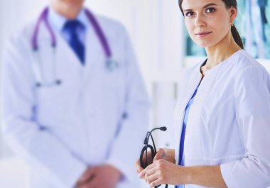 Hastanedeki konferans odasında iki doktor var.